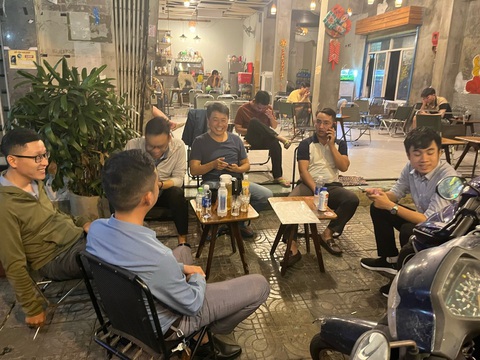 Hàng ngàn người Đà Nẵng hợp sức tìm 30 cuốn hộ chiếu cho anh bưu tá trong đêm- Ảnh 4. Giây phút các nhân viên công ty anh Thành chờ đợi nhận lại gói hàng - Ảnh: NVCC