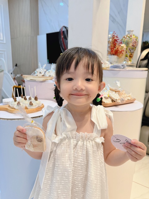 Đông Nhi - Ông Cao Thắng vui nhộn hé lộ giới tính nhóc tì thứ 2- Ảnh 2. Đông Nhi - Ông Cao Thắng chính thức công khai giới tính nhóc tỳ thứ 2, phản ứng của bé Winnie khiến khán giả hạnh phúc lây.