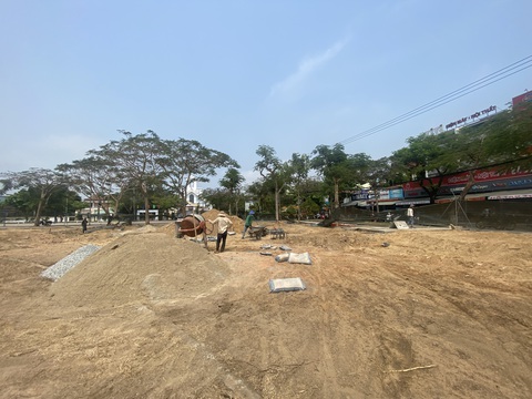 Sân vận động lâu đời ở Hội An bắt đầu phá dỡ làm công viên- Ảnh 2. Khuôn viên sân vận động đã được giải phóng thông thoáng để làm hạng mục trồng hoa, cây xanh - Ảnh: B.D.