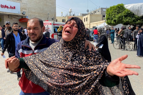 Tòa Công lý quốc tế buộc Israel có trách nhiệm ngăn nạn đói ở Dải Gaza- Ảnh 1. Sự đau đớn của một bà mẹ Palestine ở Dải Gaza khi mất đi con trai trong đợt tập kích của Israel ngày 27-3 - Ảnh: REUTERS