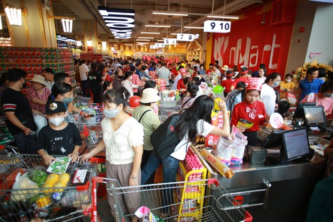 Masan trở lại quỹ đạo tăng trưởng- Ảnh 3. Khách hàng mua sắm nhộn nhịp dịp cuối tuần tại siêu thị WinMart.