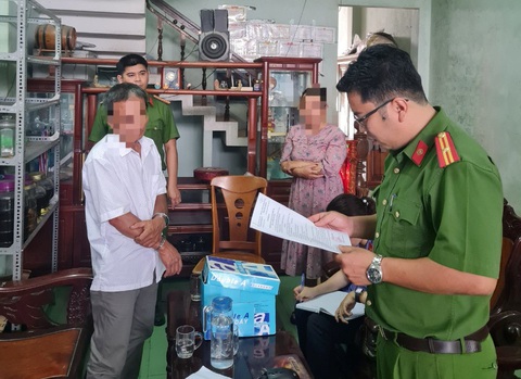 Công an Quảng Ngãi khởi tố bổ sung tội nhận hối lộ đối với giám đốc Trung tâm đăng kiểm 76-02D- Ảnh 1. Bị can V.Q.N. bị khởi tố, bắt tạm giam và khám xét chỗ ở vì liên quan đến vụ án ở Trung tâm đăng kiểm xe cơ giới 76-02D - Ảnh: Công an Quảng Ngãi