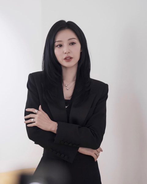 Kim Ji Won có thêm 1 triệu fan nhờ độ hot từ 'Queen of tears'- Ảnh 3. Kim Ji Won trở thành gương mặt thu hút với nhãn hàng