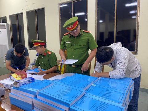 Đăng kiểm viên viết phần mềm chỉnh sửa dữ liệu, mới thu lợi 44 triệu thì bị lộ- Ảnh 1. Công an TP.HCM tống đạt kết luận điều tra vụ sai phạm liên quan đăng kiểm đến 254 bị can - Ảnh: CACC