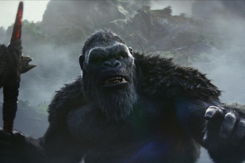 Mothra tái xuất cùng dàn quái vật trong Godzilla x Kong: Đế chế mới- Ảnh 6. Kong chiếm nhiều thời lượng trong phim nhưng hầu như gặp quái vật lớn nào cũng bị áp đảo - Ảnh: Legendary