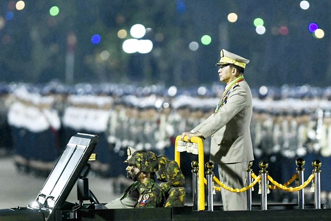 Thống tướng Min Aung Hlaing xuất hiện tại cuộc duyệt binh của quân đội Myanmar ngày 27-3 ở thủ đô Naypyidaw - Ảnh: AFP Thống tướng Min Aung Hlaing xuất hiện tại cuộc duyệt binh của quân đội Myanmar ngày 27-3 ở thủ đô Naypyidaw - Ảnh: AFP