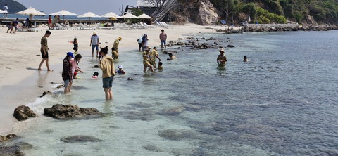 Thiếu đường bay, khó tăng khách du lịch đến Đồng bằng sông Cửu Long- Ảnh 2. Khách du lịch tắm biển tại đảo Nam Du, huyện Kiên Hải, tỉnh Kiên Giang - Ảnh: LÊ DÂN