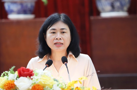 Vì sao đấu thầu thuốc, vật tư y tế ở Cần Thơ bị chậm?- Ảnh 1. Bà Nguyễn Ngọc Việt Nga báo cáo nguyên nhân khiến việc đấu thầu thuốc, vật tư y tế tại TP Cần Thơ kéo dài - Ảnh: CHÍ QUỐC