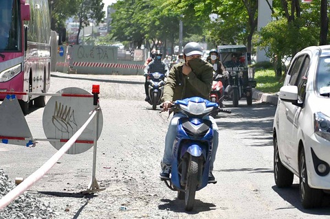 Người dân khổ sở với khói bụi khi đi qua đoạn đang thi công trên đường Điện Biên Phủ, Q.Bình Thạnh, TP.HCM hồi năm 2022 - Ảnh: NGỌC PHƯỢNG Người dân khổ sở với khói bụi khi đi qua một đoạn đường đang thi công ở TP.HCM - Ảnh tư liệu: NGỌC PHƯỢNG