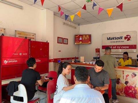 Vietlott: Người chơi 'săn' giải Jackpot 1 cán mốc 300 tỉ đồng- Ảnh 3. Vietlott: Người chơi 'săn' giải Jackpot 1 cán mốc 300 tỉ đồng- Ảnh 3.