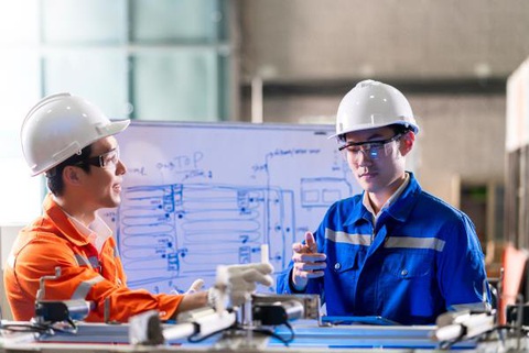 Tất tần tật về ngành điện tử công nghiệp là gì? Cơ hội việc làm và mức lương bao nhiêu?- Ảnh 3. Ngành điện tử công nghiệp yêu cầu kiến thức rộng về cả lý thuyết và thực hành - Ảnh: Freepik