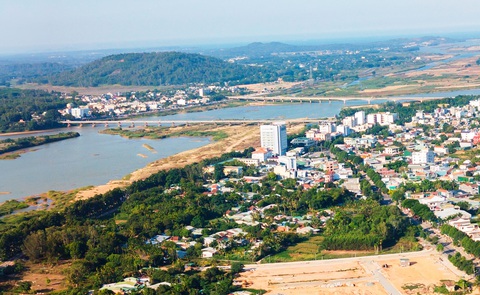 Làm rõ thông tin Quảng Ngãi có hơn 100 dự án bất động sản không đấu thầu, đấu giá- Ảnh 2. Quyền giám đốc Sở Tài nguyên và Môi trường Quảng Ngãi cho biết luật chồng chéo dẫn đến áp dụng gặp khó - Ảnh: TRẦN MAI
