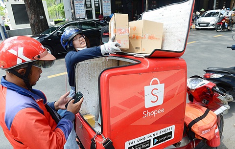 Sau khi người bán phản ứng, sàn Shopee đã điều chỉnh giảm thời gian giữ tiền - Ảnh: QUANG ĐỊNH Sau khi người bán phản ứng, sàn Shopee đã điều chỉnh giảm thời gian giữ tiền - Ảnh: QUANG ĐỊNH