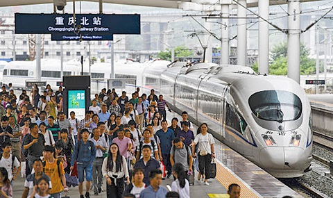 Một chuyến tàu cao tốc hướng đến TP Thành Đô (tây nam Trung Quốc) khởi hành từ nhà ga ở TP Trùng Khánh - Ảnh: Tân Hoa xã Một chuyến tàu cao tốc hướng đến TP Thành Đô (tây nam Trung Quốc) khởi hành từ nhà ga ở TP Trùng Khánh - Ảnh: Tân Hoa xã
