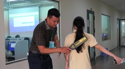 Bắt đầu tranh suất vào đại học bằng thi đánh giá năng lực chuyên biệt- Ảnh 1. Trường đại học Sư phạm TP.HCM dùng máy quét an ninh để kiểm tra thí sinh trước khi vào phòng thi đánh giá năng lực chuyên biệt sáng 29-3 - Ảnh: XUÂN HUY