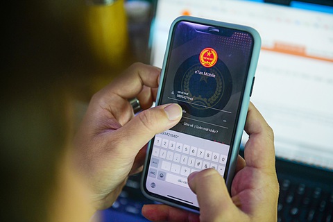 Khách hàng thao tác với App eTax Mobile - Ảnh: QUANG ĐỊNH Khách hàng thao tác với App eTax Mobile - Ảnh: QUANG ĐỊNH