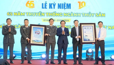 Bộ trưởng Lê Minh Hoan nói về chiến lược tam ngư, cấu trúc lại ngành thủy sản- Ảnh 1. Bộ trưởng Lê Minh Hoan tặng quà lưu niệm cho Cục Thủy sản và Cục Kiểm ngư - Ảnh: D.HỌC