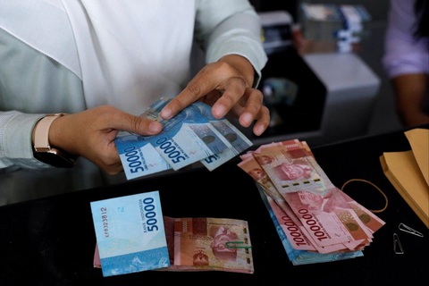 Nhiều sinh viên Indonesia không chỉ phải làm việc nặng nhọc với thu nhập thấp tại Đức mà còn mắc nợ số tiền lớn - Ảnh: REUTERS Nhiều sinh viên Indonesia không chỉ phải làm việc nặng nhọc với thu nhập thấp tại Đức mà còn mắc nợ số tiền lớn - Ảnh: REUTERS