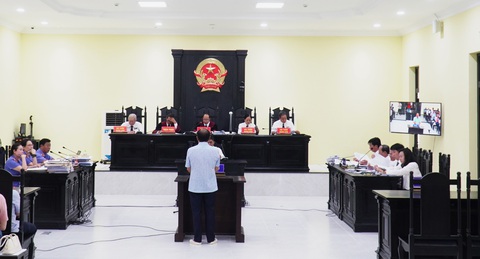 Lừa đảo để nhận hỗ trợ hơn 7,3 tỉ đồng, tòa trả hồ sơ điều tra bổ sung- Ảnh 1. Các bị cáo tại phiên tòa xét xử sơ thẩm đã phủ nhận lời khai trước đó và cho rằng trong lúc trả lời điều tra tinh thần bị ảnh hưởng - Ảnh: THANH HUYỀN