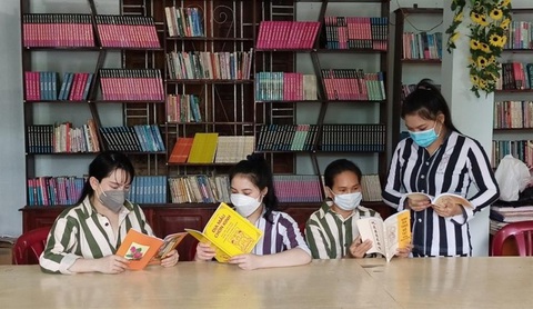 Người bị giam giữ được sử dụng kinh sách để phục vụ nhu cầu sinh hoạt tín ngưỡng- Ảnh 1. Các phạm nhân đang đọc kinh sách - Ảnh: Website Bộ Công an