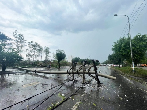 Dông lốc, nhiều nơi ở Quảng Ninh mất điện cục bộ- Ảnh 1. Cột điện gãy đổ chắn ngang đường giao thông tại khu vực phường Hà Khánh, TP Hạ Long, tỉnh Quảng Ninh chiều 29-3 - Ảnh: H.NGA