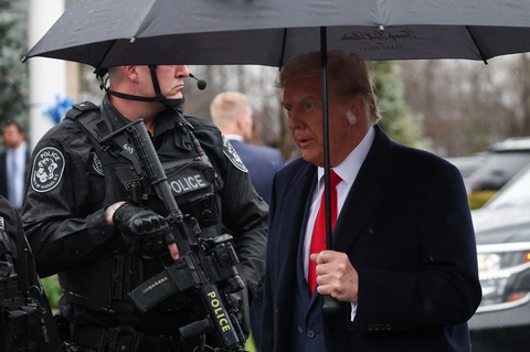Bất ngờ trong vụ gây quỹ 25 triệu USD của Tổng thống Biden- Ảnh 3. Cựu tổng thống Donald Trump đến dự lễ tưởng niệm một cảnh sát ở New York ngày 28-3 - Ảnh: REUTERS