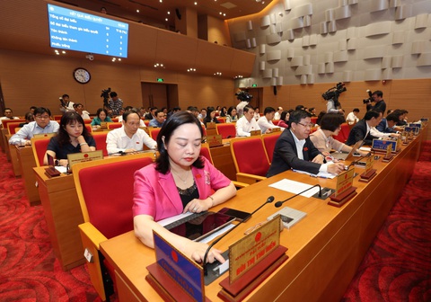 Hà Nội thông qua đồ án quy hoạch thủ đô: Làm sống lại sông Tô Lịch- Ảnh 1. Đại biểu HĐND TP Hà Nội bấm nút thông qua nghị quyết về quy hoạch thủ đô Hà Nội - Ảnh: HĐND TP