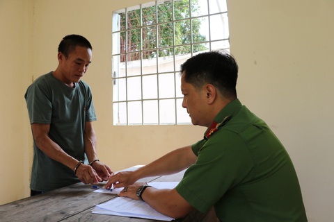 Bắt tạm giam người hiếp dâm cháu ruột- Ảnh 1. Dựa bị công an bắt tạm giam về tội hiếp dâm cháu L. - Ảnh: TIẾN DŨNG