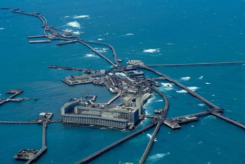 Thành phố trên những giàn khoan thời Liên Xô sẽ là 'Atlantis' thời hiện đại?- Ảnh 1. Thành phố nổi Neft Dashlari là nơi sinh sống của 5.000 người vào thời kỳ hoàng kim - Ảnh: MIRROR/GETTY IMAGES
