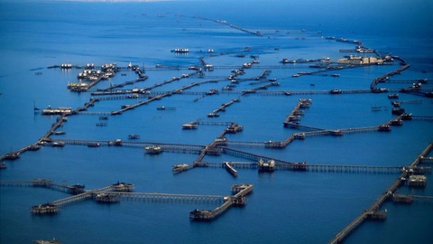 Thành phố trên những giàn khoan thời Liên Xô sẽ là 'Atlantis' thời hiện đại?- Ảnh 7. Các chuyên gia ước tính trữ lượng dầu ở đây sẽ chỉ còn khoảng 20 năm nữa. Có lẽ chẳng còn bao lâu nữa, công trình kiến trúc lịch sử này sẽ trở thành một phần ký ức. Thành phố có thể sẽ bị nhấn chìm hoàn toàn vào năm 2051 - Ảnh: MIRROR/GETTY IAMGES