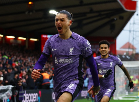 Darwin ghi bàn phút cuối, Liverpool đánh bại Nottingham- Ảnh 1. Niềm vui của Darwin Nunez sau khi ghi bàn giúp Liverpool giành chiến thắng - Ảnh: REUTERS