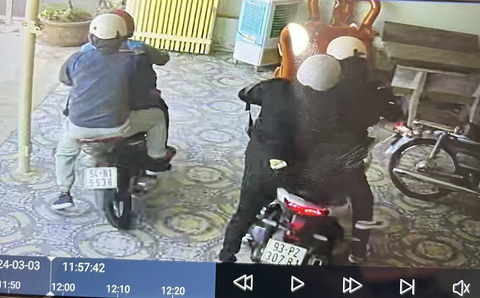 Camera ghi lại hình ảnh 4 người nghi cướp tiệm vàng tại huyện Bàu Bàng, tỉnh Bình Dương - Ảnh: B.Đ. Camera ghi lại hình ảnh 4 người nghi cướp tiệm vàng tại huyện Bàu Bàng, tỉnh Bình Dương - Ảnh: B.Đ.