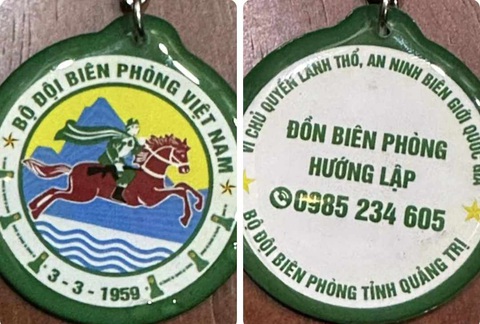 Chiếc móc khóa của đồn Hướng Lập- Ảnh 2. Móc khóa có in số điện thoại đường dây nóng của Đồn biên phòng Hướng Lập - Ảnh: LÊ ĐỨC DỤC
