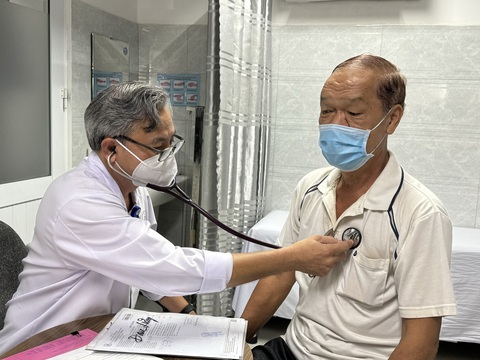 Người cao tuổi đến khám bệnh có liên quan đến thời tiết nắng nóng tại Bệnh viện Thống Nhất (TP.HCM) - Ảnh: THU HIẾN Người cao tuổi đến khám bệnh có liên quan đến thời tiết nắng nóng tại Bệnh viện Thống Nhất (TP.HCM) - Ảnh: THU HIẾN