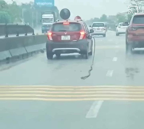 Ảnh vui 3-3: Đang đổ xăng tự dưng nhớ ra phải đi đón con- Ảnh 1. Đợi xíu đón con xong thì tôi trả tiền nhé!