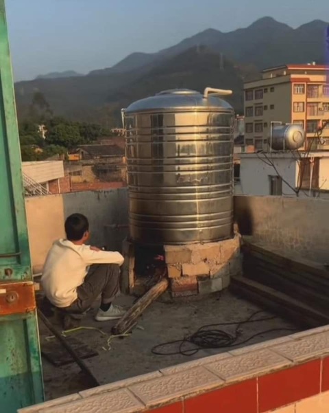 Ảnh vui 3-3: Đang đổ xăng tự dưng nhớ ra phải đi đón con- Ảnh 3. Em đợi tí, anh đang "bật" nước nóng nè.