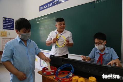 Làm sao hạn chế rủi ro trẻ tự kỷ bị bạo hành?- Ảnh 2. Trẻ đặc biệt học âm nhạc tại Trường chuyên biệt Tương Lai Đà Nẵng - Ảnh: ĐOÀN NHẠN