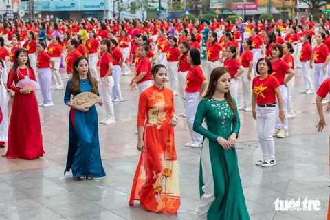 Hơn 1.000 phụ nữ trình diễn dân vũ và áo dài- Ảnh 1. 1.114 phụ nữ thành phố Đông Hà trình diễn dân vũ áo dài hưởng ứng Tuần lễ áo dài