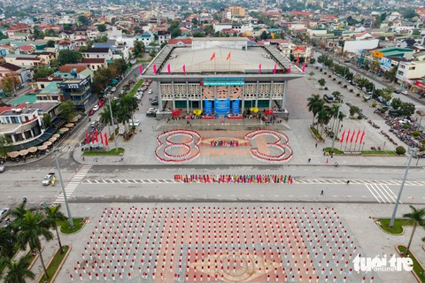 Hơn 1.000 phụ nữ trình diễn dân vũ và áo dài- Ảnh 2. Màn đồng diễn của phụ nữ TP Đông Hà