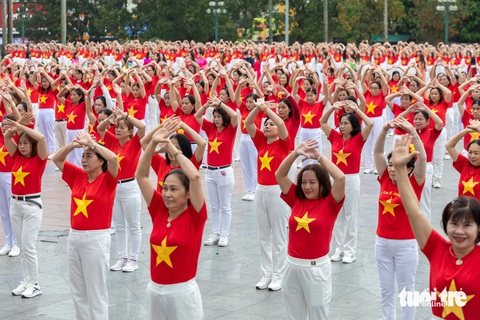 Hơn 1.000 phụ nữ trình diễn dân vũ và áo dài- Ảnh 3. Những năm gần đây, nhiều câu lạc bộ được thành lập với các loại hình dân vũ, khiêu vũ thể thao, dưỡng sinh, aerobic... thu hút nhiều phụ nữ tham gia, nâng cao sức khỏe
