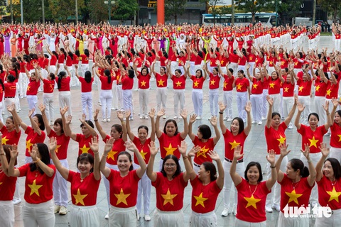 Hơn 1.000 phụ nữ trình diễn dân vũ và áo dài- Ảnh 4. Nhiều chị, nhiều mẹ tích cực tham gia rèn luyện sức khỏe và có xu hướng lan tỏa trong cộng đồng, góp phần giúp xã hội khỏe mạnh hơn
