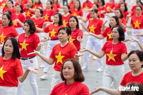 Hơn 1.000 phụ nữ trình diễn dân vũ và áo dài- Ảnh 5. Chương trình thể hiện hình ảnh phụ nữ thành phố Đông Hà khỏe mạnh, năng động vì xã hội