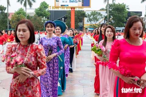 Hơn 1.000 phụ nữ trình diễn dân vũ và áo dài- Ảnh 6. Màn đồng diễn với sự tham gia của các diễn viên không chuyên trên địa bàn thành phố