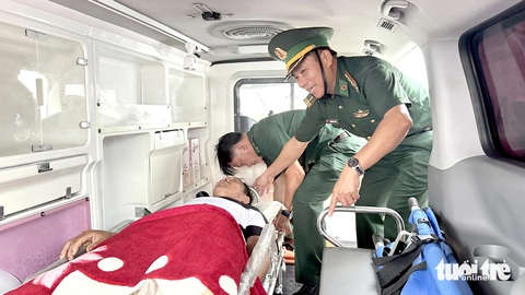 Khi người dân bị thương, những người lính biên phòng sơ cứu rồi đưa đi cấp cứu - Ảnh: TRẦN MAI Khi người dân bị thương, những người lính biên phòng sơ cứu rồi đưa đi cấp cứu - Ảnh: TRẦN MAI