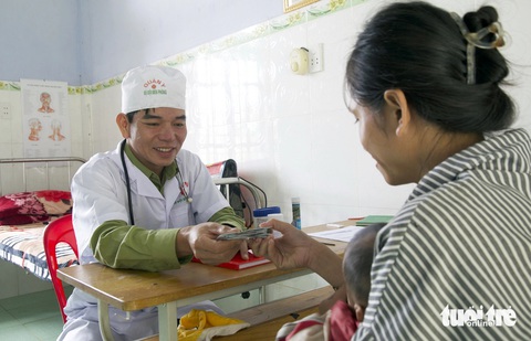 Anh Vũ phát thuốc cho một cháu bé đến khám tại trạm quân y biên phòng - Ảnh: HOÀNG TÁO Anh Vũ phát thuốc cho một cháu bé đến khám tại trạm quân y biên phòng - Ảnh: HOÀNG TÁO
