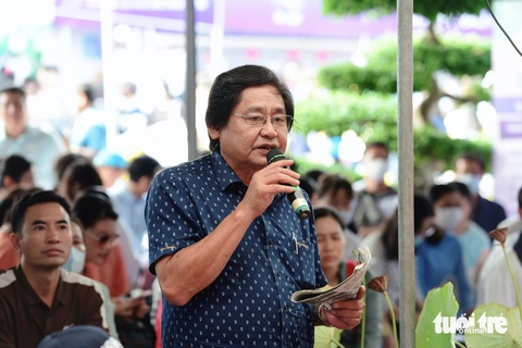 Thầy Nguyễn Phúc Viễn - hiệu trưởng trường THPT Chợ Gạo (Tiền Giang) đặt câu hỏi đến ban tư vấn - Ảnh: DUYÊN PHAN Thầy Nguyễn Phúc Viễn - hiệu trưởng Trường THPT Chợ Gạo (Tiền Giang) - đặt câu hỏi đến ban tư vấn - Ảnh: DUYÊN PHAN