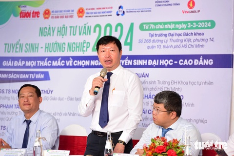 Ban tư vấn giải đáp các thắc mắc của phụ huynh và học sinh - Ảnh: DUYÊN PHAN Ban tư vấn giải đáp các thắc mắc của phụ huynh và học sinh - Ảnh: DUYÊN PHAN