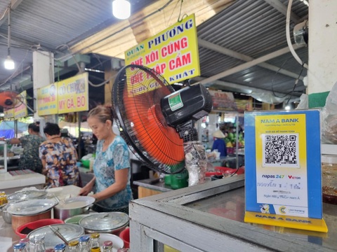 Đà Nẵng có lợi thế nào khi thí điểm trung tâm tài chính hải ngoại?- Ảnh 2. Năm 2023, kinh tế số đóng góp 17% vào tăng trưởng GRDP thành phố Đà Nẵng. Trong ảnh: Một quầy hàng ở chợ quê Đà Nẵng dùng hình thức thanh toán không tiền mặt - Ảnh: TRƯỜNG TRUNG