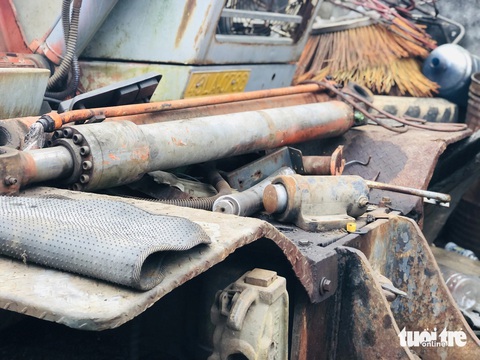 Chiếc xe trong vụ phường giữ xe trái luật giờ như đống sắt vụn vì phải phơi nắng mưa- Ảnh 4. Xe bị hư hỏng nặng nề - Ảnh: ĐOÀN CƯỜNG