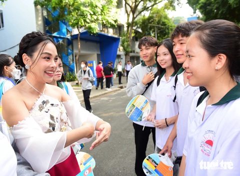 O Sen Ngọc Mai chia sẻ kinh nghiệm chọn ngành nghề cho học sinh - Ảnh: DUYÊN PHAN O Sen Ngọc Mai chia sẻ kinh nghiệm chọn ngành nghề cho học sinh - Ảnh: DUYÊN PHAN